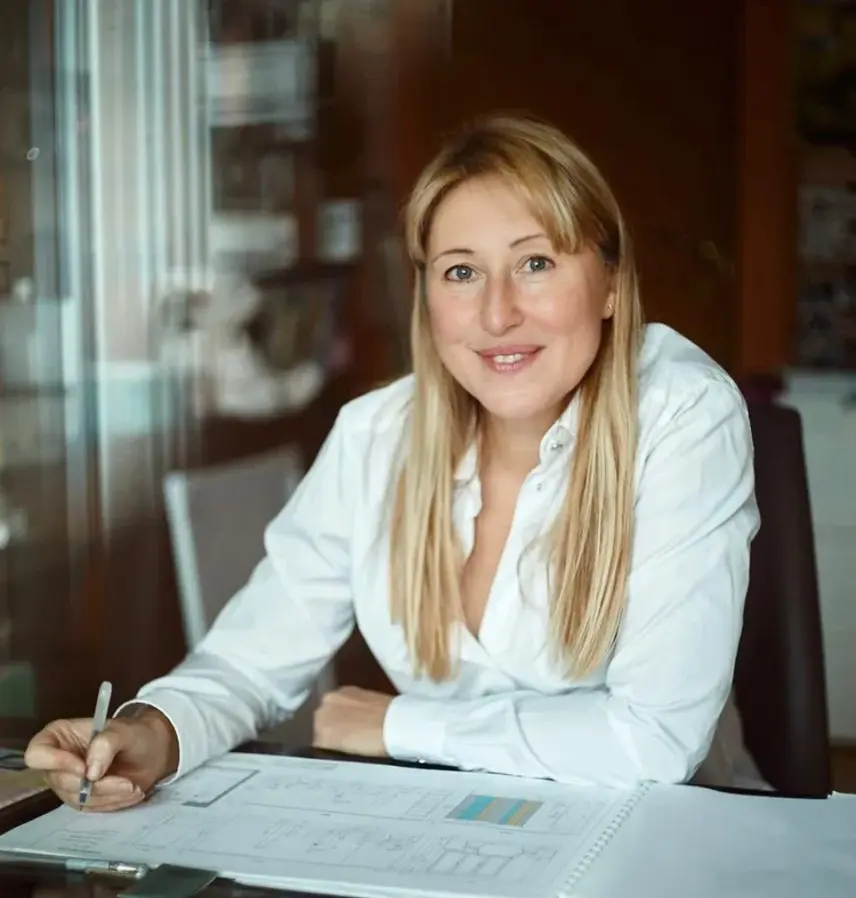 Architektin Svetlana Litvin drückt ihre Dankbarkeit über die Arbeit von Dan Mor aus